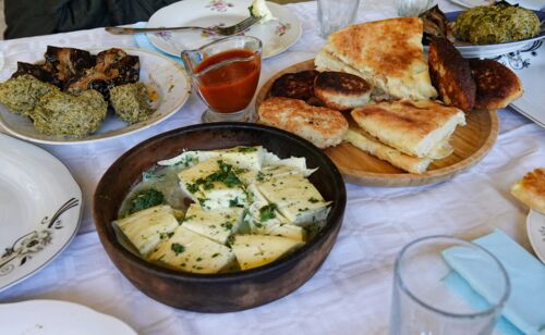 Sulguni Käse in Minze, eine Spezialität der westgeorgischen Region Samegrelo