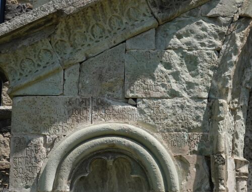 Ornamente und georgische Schrift