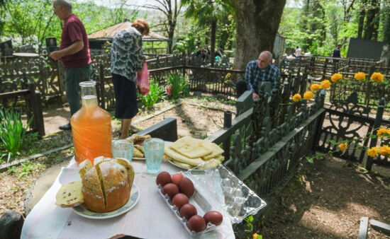 Georgien Reise Fotoreise Georgien 7 Tage | Mit offenen Augen Ostermontag Traditionen am Friedhof in Georgien