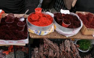 Geriebene Wurzel für rote Eier, lat. Rubia tinctorum
