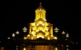 Sameba Kathedrale bei Nacht