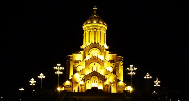 Sameba Kathedrale bei Nacht
