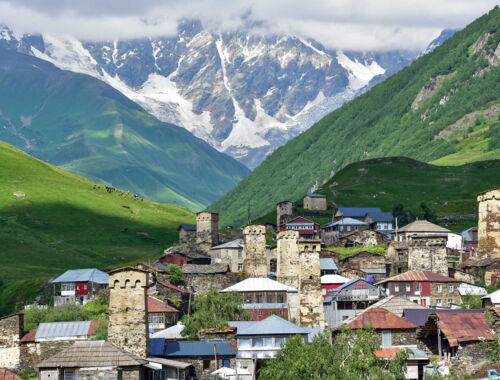 Blick auf Uschguli - Swanetien Bergdorf in Georgien