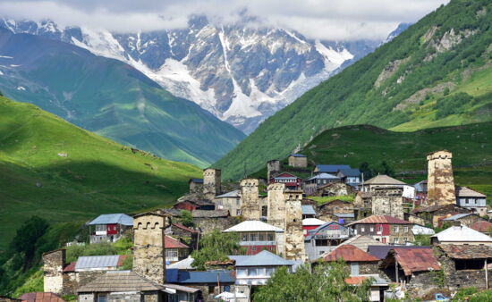 Rundreisen Georgien - Blick auf Uschguli - Swanetien Bergdorf in Georgien