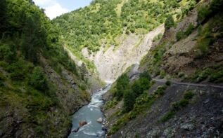 Straße in Swanetien, Georgien