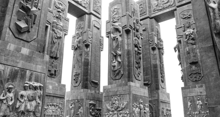 Monument „Chroniken von Georgien“ in Tbilissi