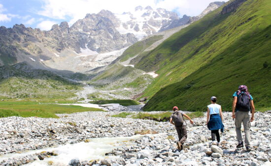 Trekking Georgien - Flussüberquerung in Ratscha