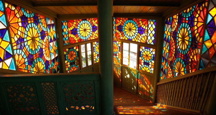 Altes Wohnhaus in Tbilissi mit bunten Glasfenstern