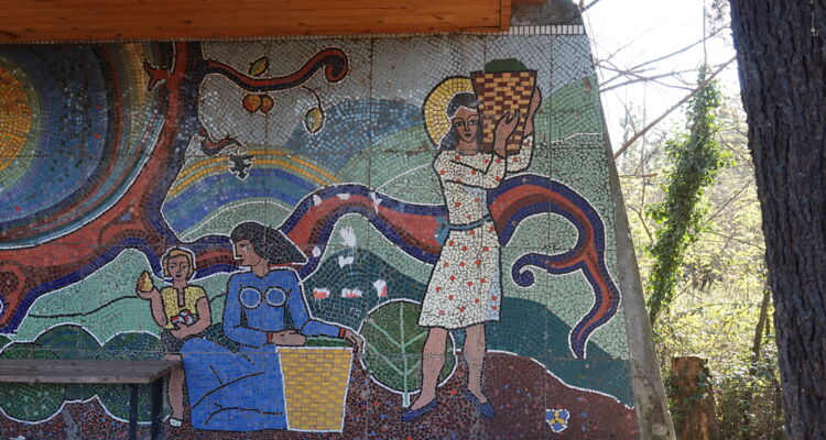 Mosaik zum Teeanbau in Gurien