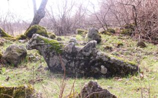 Grabstein Pferd mit Sattel Samschwilde