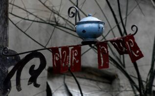 Schild am Café Pur Pur, Tbilissi