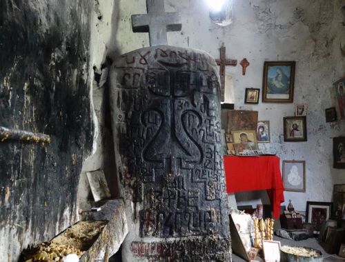 Menhir in Kirche