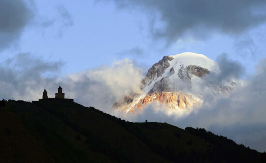 Rundreisen Georgien - Gergeti Kloster und Berg Kasbek - Georgien Rundreise