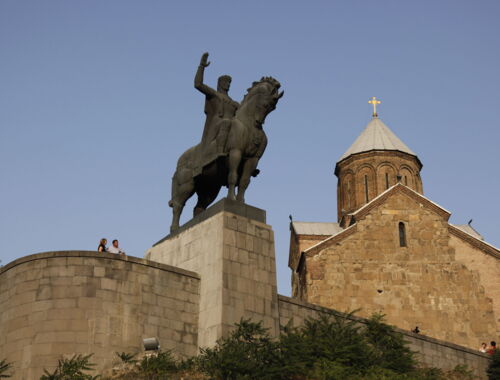 Metechi Kirche und Denkmal Wachtang Gorgassali