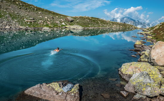 Schwimmen im eiskalten Bergsee