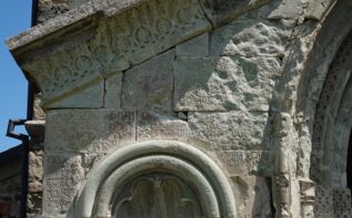 Ornamente und georgische Schrift