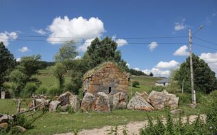 Tedschissi Christliche Kirche im Steinkreis