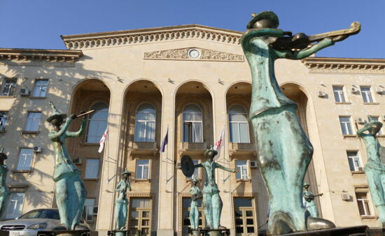 Rundreisen Georgien - Stalinistisches Rathaus Rustavi mit Skulpturen - Georgien