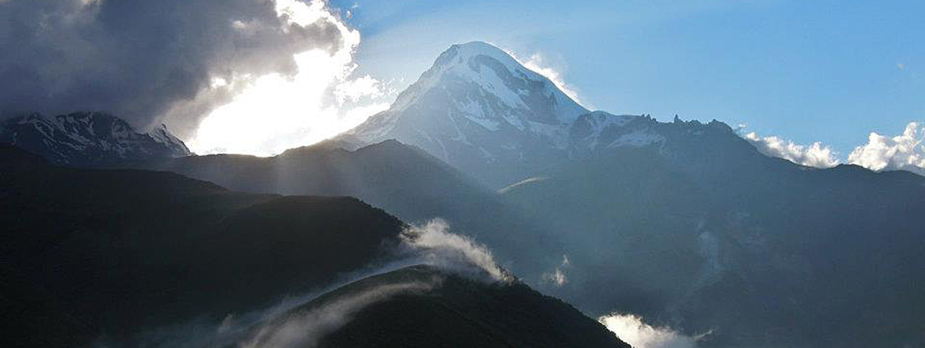 Berg Kasbek im ersten Morgenlicht